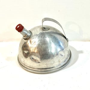 Zabawka aluminiowa z lat 50. XX wieku, gwiżdżący czajnik, kuchnia do zabawy z połowy XX wieku