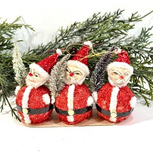 Tarjeta navideña vintage, Papá Noel de algodón hilado, tres Papá Noeles, brazos de chenilla, original, mediados de la década de 1950, Japón, 5 cm de alto, pintada a mano.