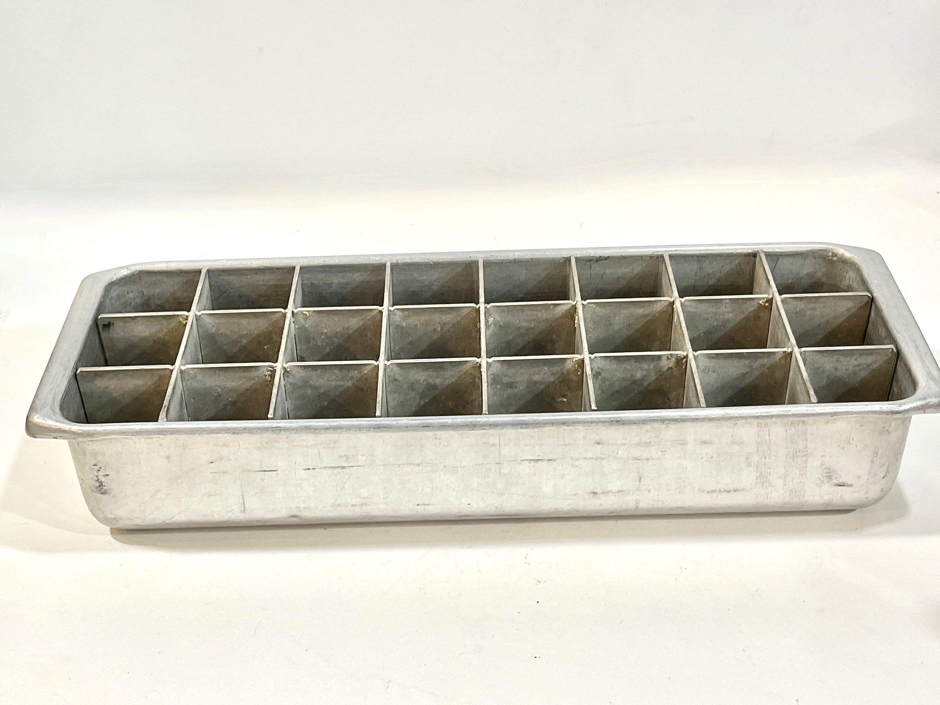 Two/ Vintage Aluminum Ice Cube Trays, Retro Kitchen, Midcentury Modern  Barware, Midcentury Kitchen Decor, Aluminum Ice Trays 