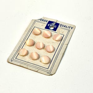 Botões vintage, madrepérola, botões pêssego claro, 9 botões LeChic, cartão original, feito no Japão, botões de concha, botões de haste