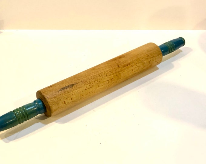 Vintage Wood Rolling Pin, Munising Rolling Pin, Green Handles, 17