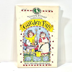 Puede incluir: Un juego de tres tazas de cerámica con un acabado mate moteado. Las tazas son de color crema, gris claro y gris oscuro. Cada taza tiene un diseño simple y minimalista.