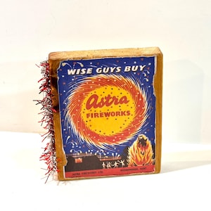 Patriotic Deor, ASTRA Brand Firecracker, Mixed Media auf Holz, Atomic Age, Wise Guys Kaufen, Feuerwerk Etikett, 4. Juli, 1950er Jahre ERA