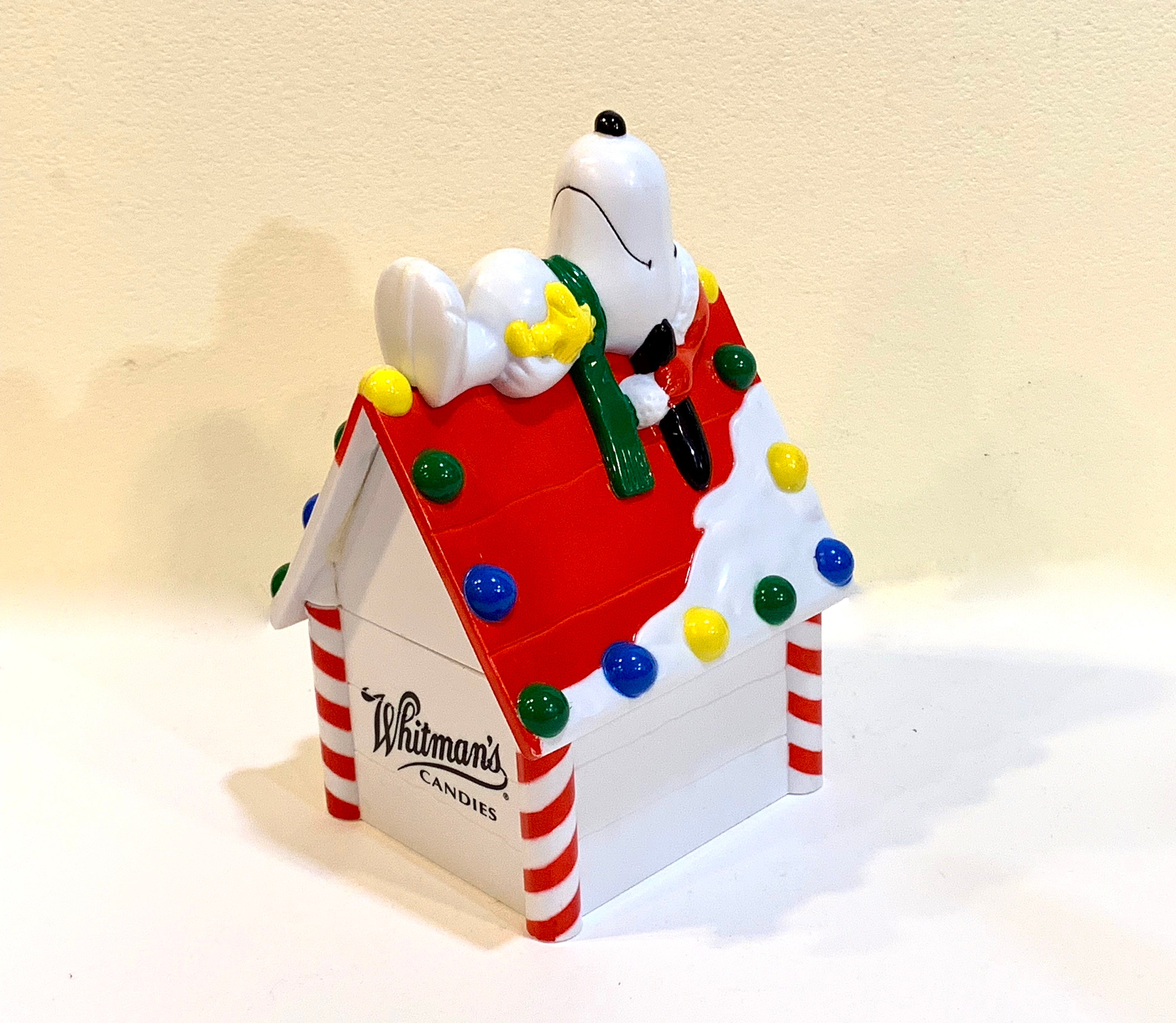 Vintage Snoopy Decorated Christmas Coin Bank Doghouse Whitman/'s Candies