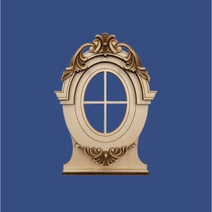 Puede incluir: Un marco de ventana ovalado de madera con detalles ornamentados y una ventana de cuatro paneles. El marco es de color marrón claro y la ventana es transparente.
