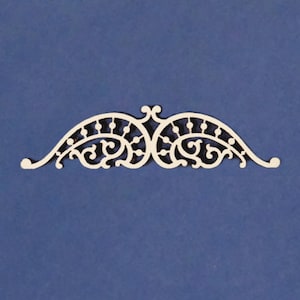 Könnte beinhalten: Weißer Holzdekorleiste mit einem filigranen, komplizierten Design. Die Leiste hat ein symmetrisches Muster aus Spiralen und Schleifen, das einen dekorativen Rand bildet.