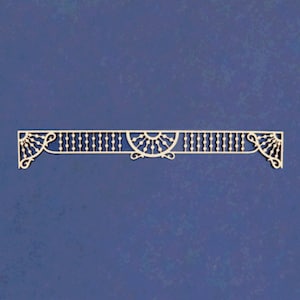 以下が含まれることがあります： 繊細で複雑なデザインが施された装飾的な木製のトリム。扇形のセンターと繰り返される垂直線が特徴です。トリムは薄い茶色で、レーザーカットされた木材で作られているようです。