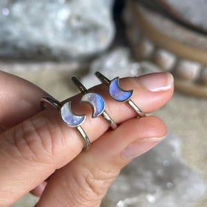 Anillo de media luna con piedra lunar delicada: banda apilable de plata de ley 925