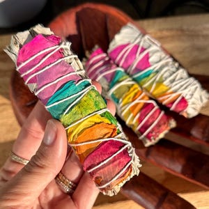 Bâtonnet de sauge blanche, rose arc-en-ciel, nettoyant pour cristaux de chakra.