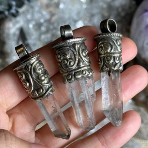 Duży wisiorek z surowego kwarcu Lumerian w stylu tybetańskim, srebrny, kryształowy, biżuteria kostiumowa