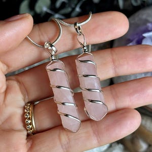 Trådlindat halsband i rosenkvarts: kristallhänge