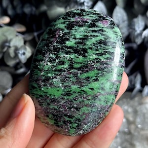 Ruby in zoisite Palmstone, palm stone