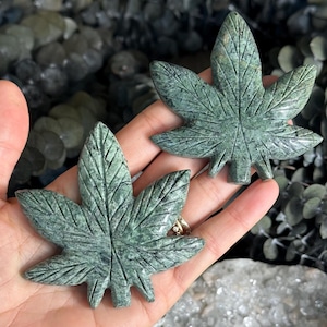 Talla de hoja de marihuana de jade de 3 pulgadas