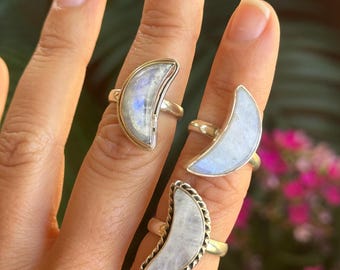 Maansteen ring met halve maan: Stapelbare ring van 925 sterling zilver.