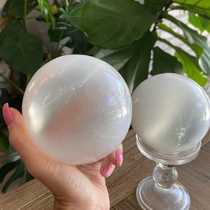 Grande sphère de longeron en satin de sélénite, orbe, orbe de sélénite, sélénite, pierre de guérison, pierre d'amour