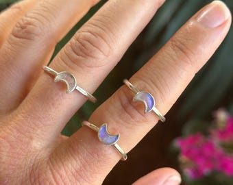 Verfijnde maansteen ring in halvemaanvorm: stapelbare ring van .925 sterling zilver.