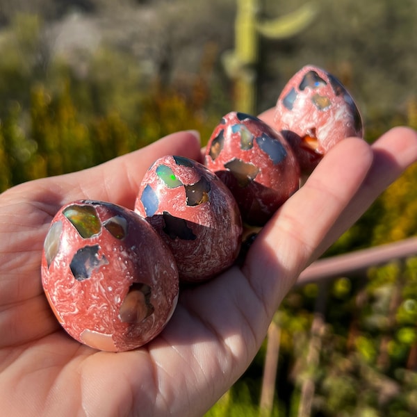 Mexican fire and gel opal in rhyolite eggs