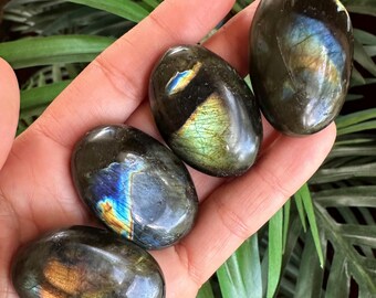 Spectrolite labradorite pebble, labradorite tumble