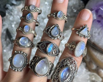 装飾的なレインボームーンストーンリング：925スターリングシルバー