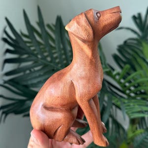 手彫りの木製犬の置物：バリ島の座り彫刻 - Etsy 日本