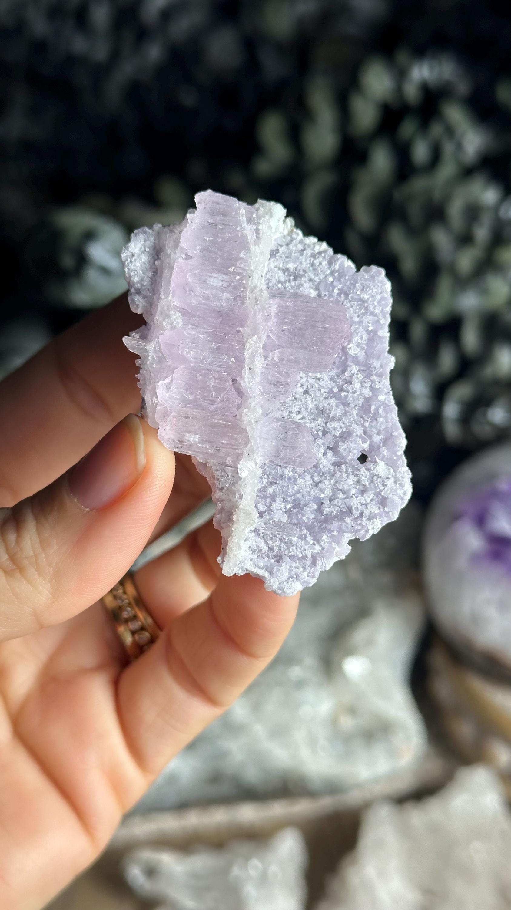 宝石のようなピンクラベンダークンツァイト、アップルグリーン