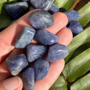 Tanzanita pulida, piedra de bolsillo