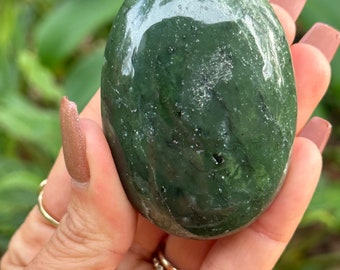 Nephrite jade palm stone