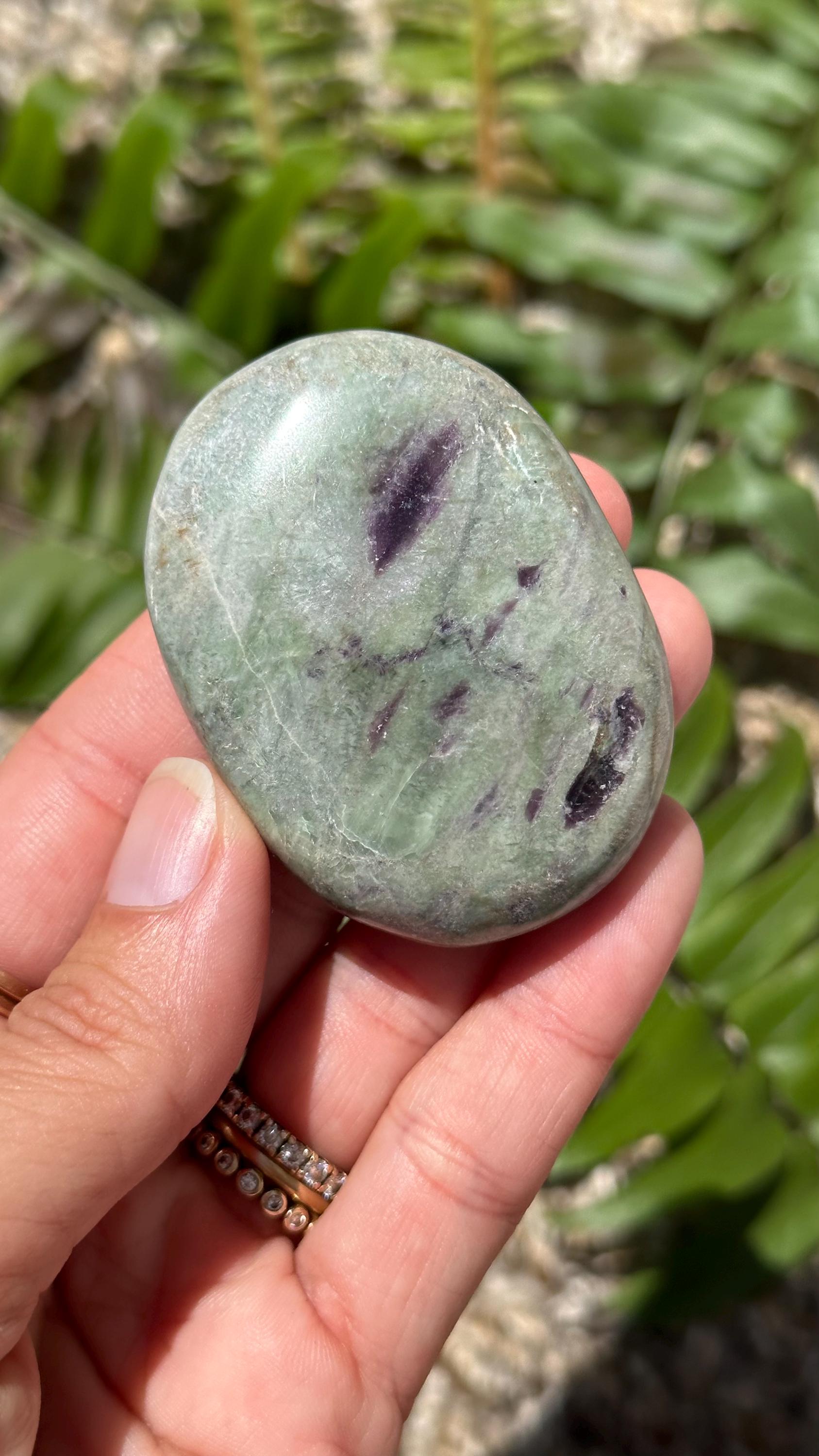 kammererite palm stone