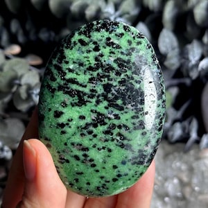 Ruby in zoisite Palmstone, palm stone