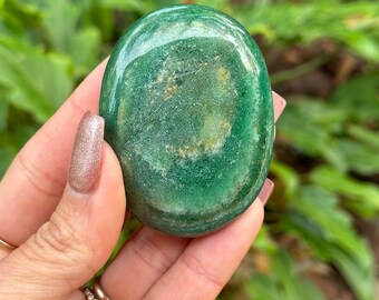 Fucshite palm stone