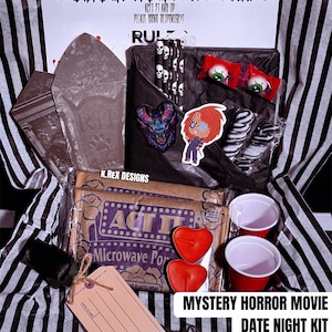 Puede incluir: Un kit de noche de cine de terror que incluye un cartel de Horror Drinking Game, palomitas de microondas Act II, dos vasos de plástico rojos, dos velas rojas en forma de corazón, pajitas con calaveras, caramelos de ojos y una etiqueta de County Coroner.