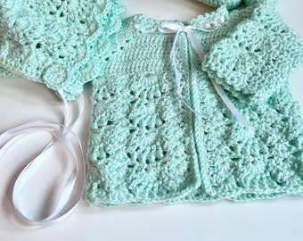 Ensemble pull bébé fait main, ensemble pull bébé vert menthe, bonnet pull crocheté à la main, chaussons, nouveau-né, prêt à expédier, cadeau de baby shower