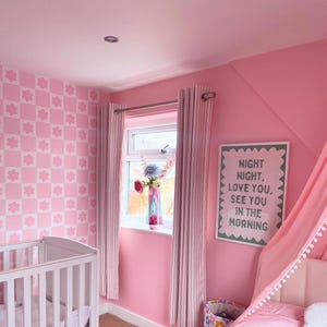 Sorbet Dreams ‘Daisy Dreams’ Schachbrettmuster Tapete in Pink | Gänseblümchen Tapete | Wand einkleben und Applikation abziehen und aufkleben