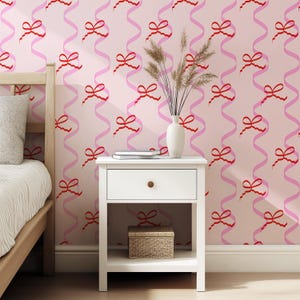Carta da parati Sorbet Dreams ‘Mad about the Bows’ in rosa e rosso / carta da parati con motivo a fiocchi rosa e rossi, elegante arredamento per la casa