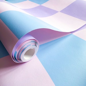 Carta da parati a scacchiera in rosa, lavanda e blu