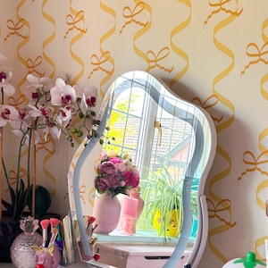 Carta da parati Sorbet Dreams ‘Mad about the Bows’ in giallo / carta da parati con motivo a fiocchi di nastri gialli, elegante arredamento per la casa