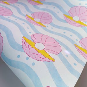 Sorbet Dreams Blaue und Rosa Muschel Tapete | ‘Gems of the Sea’ Wallpaper | Muschel Badezimmer Tapete