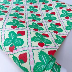 Carta da parati Strawberry Patch in giallo e rosa