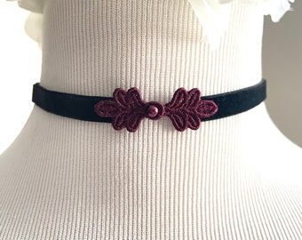 Fluwelen choker bordeauxrood bladborduurwerk - The Zarah Choker