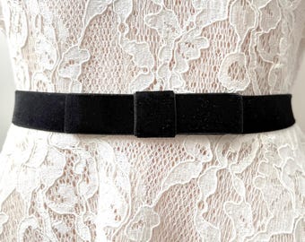 BOW - 幅広の黒いベルベット製伸縮性ブライダルベルト、シンプルなフック留め - 伸縮性7/8インチ