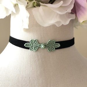 The Zarah Choker- Sage Leaf Cluster Choker, Stickerei Verschluss Choker, Grüner Choker, Samt Choker