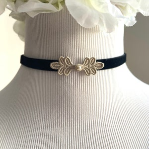 Leaf Cluster Velvet Choker: Beige Grey Embroidery Clasp