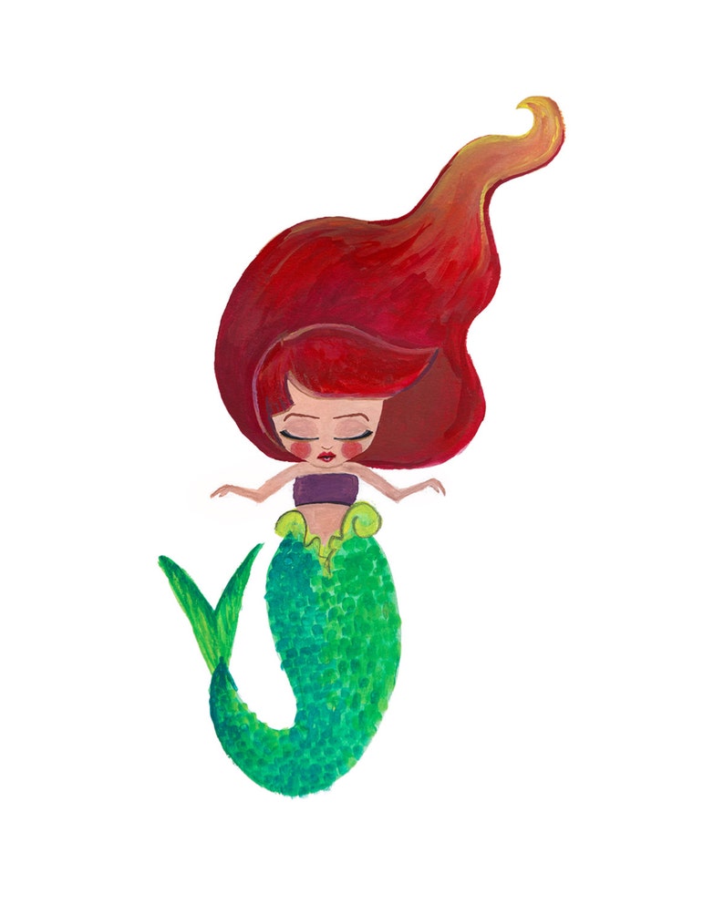 Puede incluir: Una sirena con el pelo largo rojo y una cola verde. Lleva un top morado y tiene los ojos cerrados.