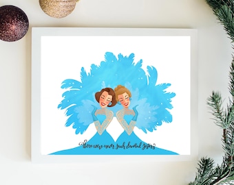 Puede incluir: Dos mujeres con vestidos azules y grandes tocados de plumas azules. Las mujeres sonríen y se miran. El texto "There were never such devoted sisters" está escrito debajo de las mujeres.