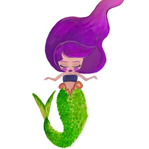 Puede incluir: Una sirena con cabello morado, ojos cerrados y una cola escamosa verde. La sirena lleva un top negro y tiene un dise&ntilde;o de concha rosa y naranja en su cintura.