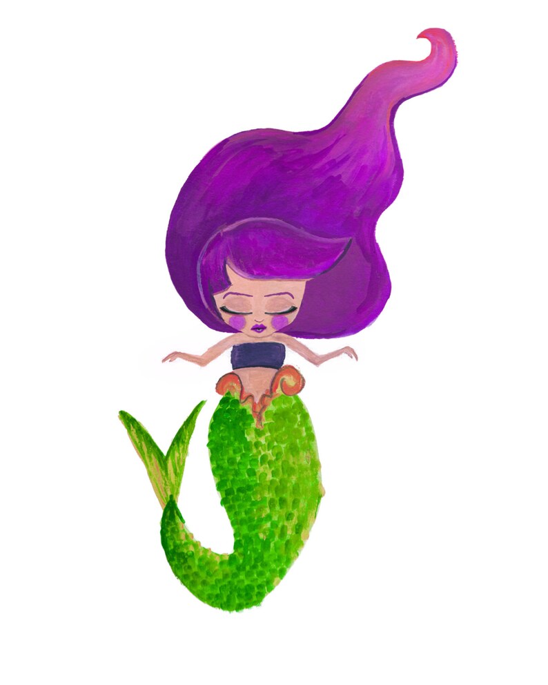 Puede incluir: Una sirena con cabello morado, ojos cerrados y una cola escamosa verde. La sirena lleva un top negro y tiene un dise&ntilde;o de concha rosa y naranja en su cintura.