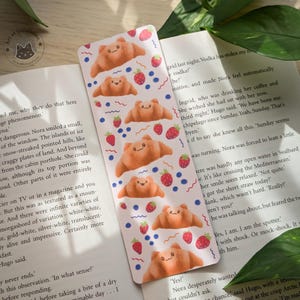 Kawaii croissant cat bookmark | Cute pastry cat reading accessory | Cozy illustrated gift for readers and stationery lovers