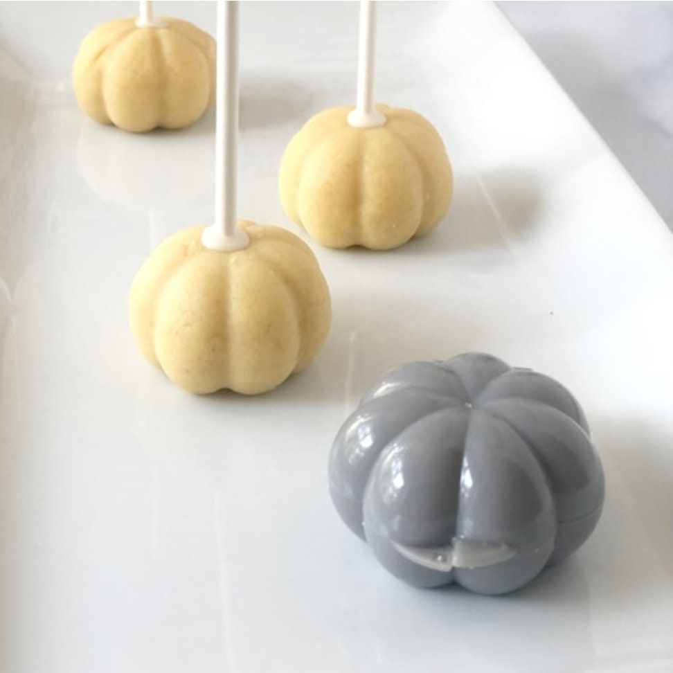 Louis Vuitton cake pops mold from @itwasalladreamshop