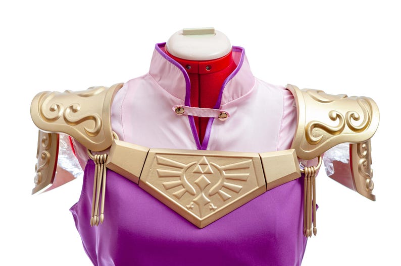 Puede incluir: Un disfraz de cosplay con un vestido morado y rosa, hombreras doradas y una placa pectoral. La armadura tiene dise&ntilde;os intrincados y borlas. El disfraz se exhibe en un maniqu&iacute;.