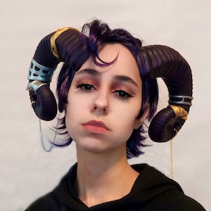 Der dunkelviolette Mollymauk Tiefling inspirierte den Critical Role-Charakter mit großen Widderhörnern. Cosplay-Hörner